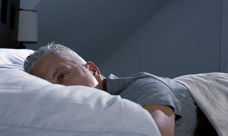 Datei:Wach im Bett.jpg